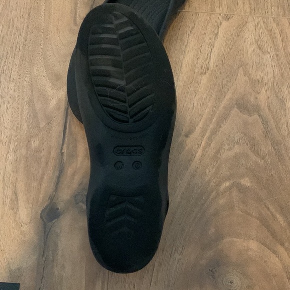 Crocs Women’s Slip Ons- Size W6- Black- GREAT CONDITION! - Picture 3 of 5